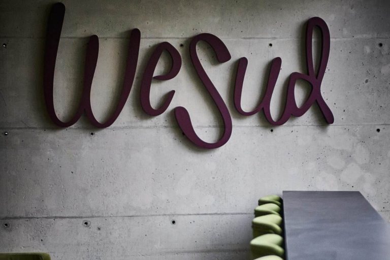 Μια μέρα στο WeSud: Από τον πρώτο καφέ ως το τελευταίο ποτήρι